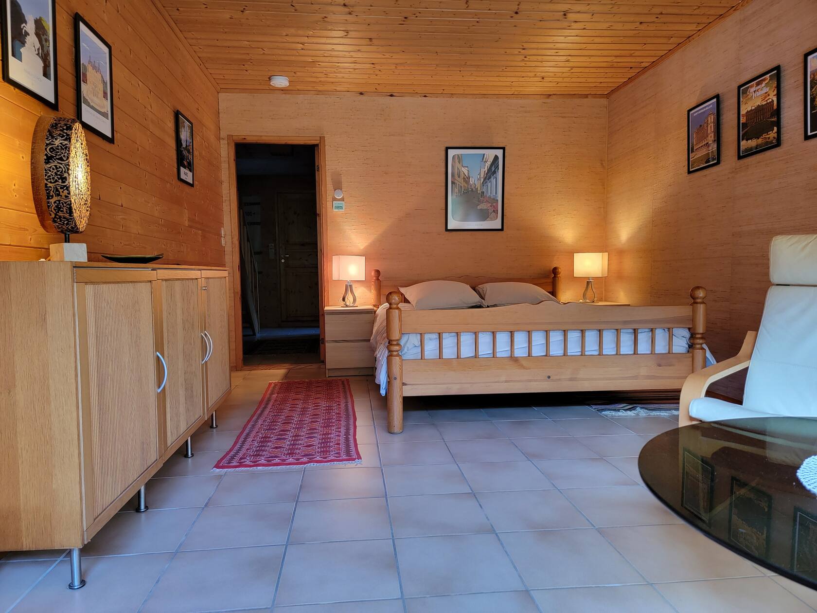 Chambre avec lit Queen Size 160x200 et murs lambrissés en bois
