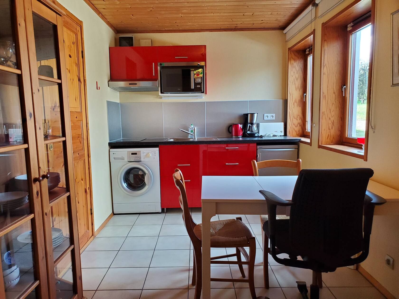 Fully equipped kitchen with washing machine