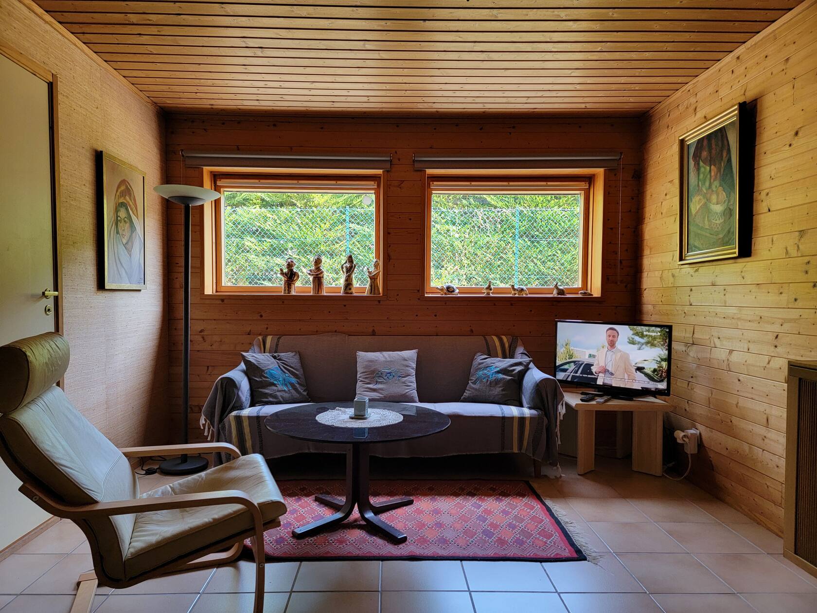 Salon lumineux en bois scandinave avec vue sur le jardin, Marly-le-Roi